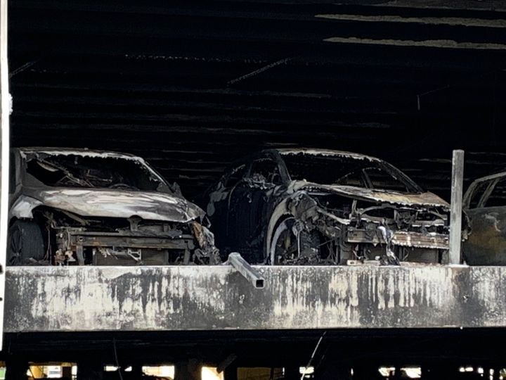Mange av bilene som sto inne i parkeringshuset på Sola er brent opp og må kondemneres. (Foto: If)