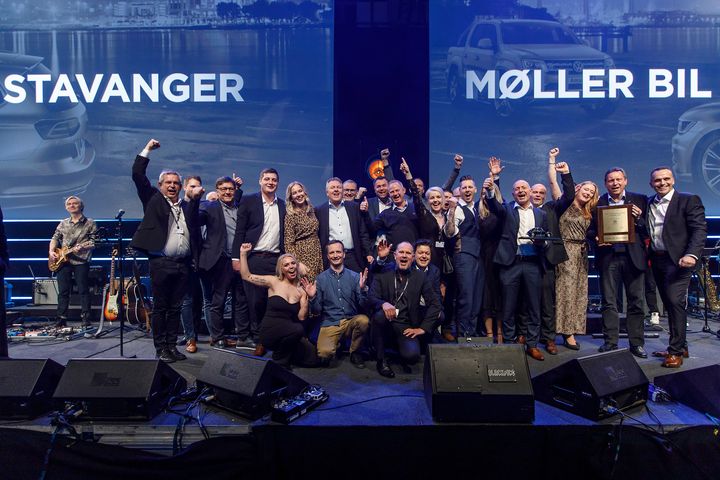 Glade vinnere fra Møller Bil Stavanger og representanter fra importøren.