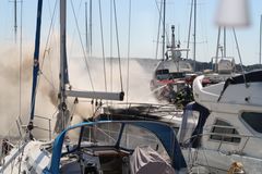 13 fritidsbåtbranner i mai. Redningsskøyta «Horn Rescue» rykket ut til denne brannen i Strømstad havn, der en fritidsbåt ble totalskadd. Foto: RS «Horn Rescue»/Redningsselskapet