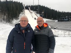 Coop inngår avtale med FIS og blir sponsor for Ski-VM til og med 2025. F.v. Torbjørn Skei, administrerende direktør i Coop Midt-Norge og Geir Inge Stokke, Konsernsjef i Coop Norge, ved Granåsen skisenter. Foto: Coop.
