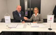 Steinar Riise, CEO Ocean Installer, and Hanne Gro Feginn, Statoil, after signing the contract.
