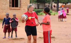 Camilla Grande fra Senja er frivillig som Idrettens fredskorps i Malawi. Avtalen med Norad betyr at Idrettsforbundet også i årene som kommer vil sende frivillige til Sør. Foto: Geir Owe Fredheim
