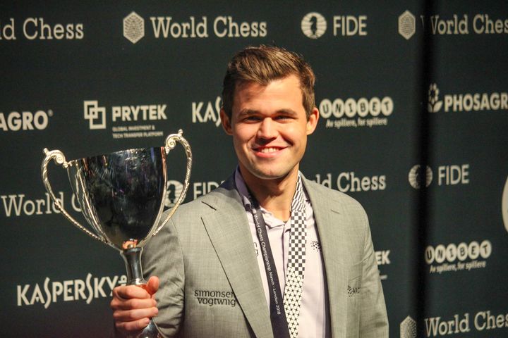 Magnus Carlsen med vinnerpokalen etter seier i sjakk-VM 18. november 2018.

FOTO: JØRUND WESSEL CARLSEN