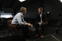Knut Arild Hareide intervjues nå av Fredrik Skavlan. Dette vises som en del av kveldens «Skavlan» på TV 2 kl. 21.25. Foto: Espen Solli, TV 2.