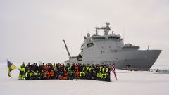 Mannskapet på KV Svalbard på Nordpolen (Ill. Kystvakten).