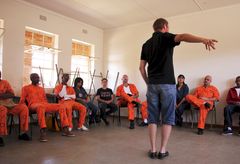 I Pollsmoore-fengselet håper fredskorpser Stian Olderkjær at teater kan gi innsatte selvtillit til å starte et nytt og bedre liv utenfor murene.