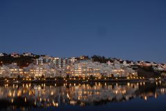 Kveldsbilde av Høivold brygge i Kristiansand