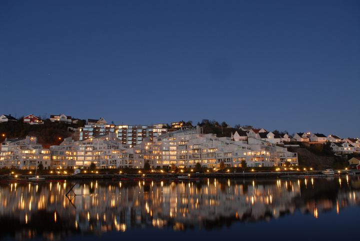 Kveldsbilde av Høivold brygge i Kristiansand