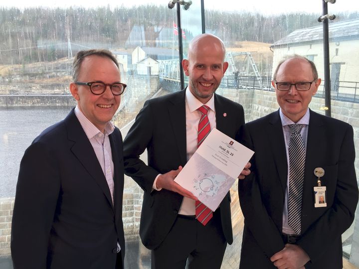 Oluf Ulseth (t.v.) fra Energi Norge og Jørn Myhrer fra Akershus Energi sammen med energiminister Tord Lien.