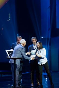 Trond Mohn delte ut prisen til Terje Bøe, Lars Erik Vinje og Laila Gjerdsbakk i Spilka. Foto: Thor Brødreskift.