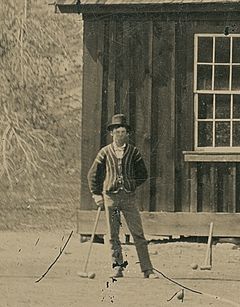 Dette fotografiet ble kjøpt for få kroner i 2010 og har nå en verdi på nærmere 40 millioner. Bildet er fra 1878 og viser Den ville vestens beryktede Billy The Kid og flere av medlemmene i gjengen hans, The Regulatiors, som spiller krokket. Foto: Courtesy of Randy Guijarro.