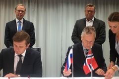 Forhandlingslederne Ilja Sjestakov og Arne Benjaminsen signerte avtalen i Ålesund 18. oktober.