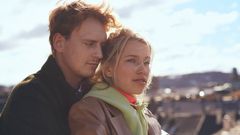 Vebjørn Enger og Thea Sofie Loch Næss spiller hovedrollene i dramaserien «Hjerteslag». Foto: Andris Visdal/TV 2