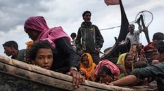 Rohingya-flyktninger i båt fra Myanmar i Bengalbukta, på vei til Cox's Bazar i Bangladesh. Foto: UNICEF/Patrick Brown
