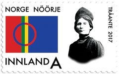 NK 1953: Det samiske flagget og et bilde av Elsa Laula Renberg, forkjemper for samiske rettigheter.