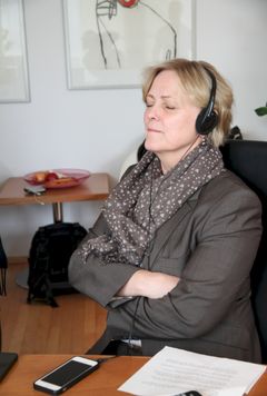 Kulturminister Thorhild Widvey (H) har tidligere fått demonstrert hvordan synstolkningen fungerer.