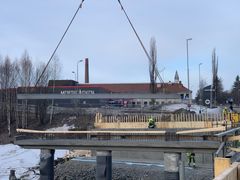 Montering av prefabrikkert bru på Hamar. (Foto Nye Veier)