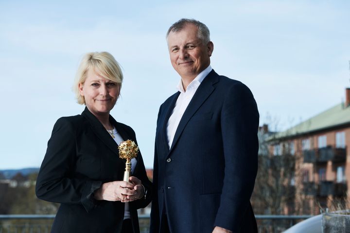 Ny kringkastingssjef i NRK,  Vibeke Fürst Haugen, mottar prisen som Norges mest attraktive arbeidsgiver fra administrerende direktør i Randstad, Eivind Bøe