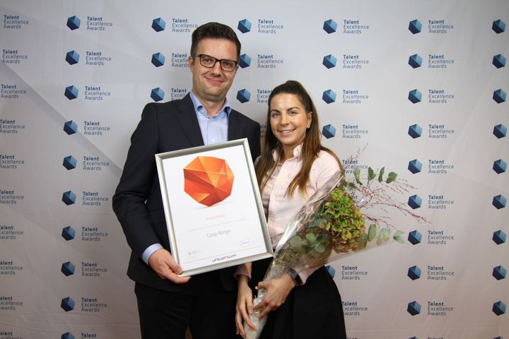 Tarik Ljevo og Una Sadovic fra Coop Norges HR-avdeling tok i  mot prisen