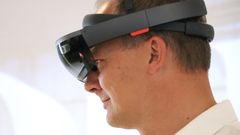 Ny teknologi: Her prøver samferdselsminister Ketil Solvik-Olsen VR-briller under et besøk hos Kongsberg Gruppen. Foto: SD/T. L. Midtbø