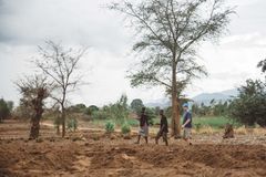 Einar Kiserud i Malawi på besøk og Esther og Collings for å lære mer om klimatilpasning i praksis. Foto: Julie Lunde Lillesæter, Differ Media.
