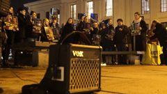 Det var mange som tok med seg FM-radione sine og møtte opp på Universitetsplassen i Oslo for å kringkaste nødsignalet fra El Salvador torsdag kveld.