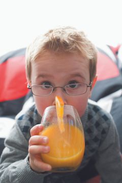 Bilde av gutt som drikker juice. Fra boken "Drikk mer - 103 gode grunner". Illustrasjonsbilde.