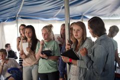 Ungdom gløder for Bibelen under Liv & Vekst-Festivalen i Stavern. (Foto: Andreas Rønningen)