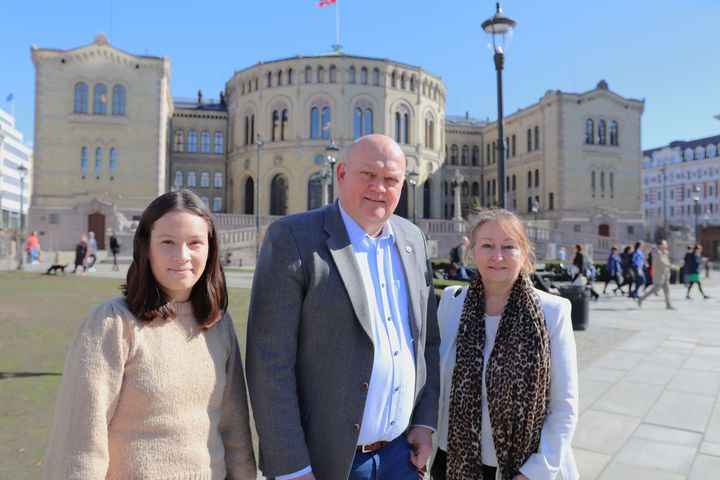 Madelen Kloster i Elevorganisasjonen, Stig Johannessen,  leder i Skoletlederforbundet og KS-leder Gunn Marit Helgesen er enige om krav til ny fraværsgrense.