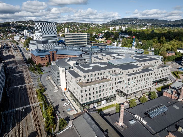 Verkstedveien 1 er et moderne kontorbygg på mer enn 31 000 kvadratmeter. Fra kontorbygget er det kort vei til alt av kollektivforbindelser ved et av de største knutepunktene i Oslo.