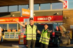 Stasjonssjefene Trine Lill Tverfjell Isaksen (Circle K Bjerke) og Kristian Bertelsen (Circle K Økern) ønsker velkommen til gode drivstoffpriser for EXTRA-kunder mellom kl. 14 og 17 i dag, onsdag 6. september. Foto: Terje Borud/Circle K