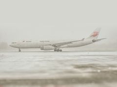Det første fraktflyet fra Capital Airlines landet i tett snøvær på Oslo lufthavn.