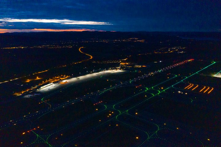 Dronebilder tatt på Oslo lufthavn april 2020.