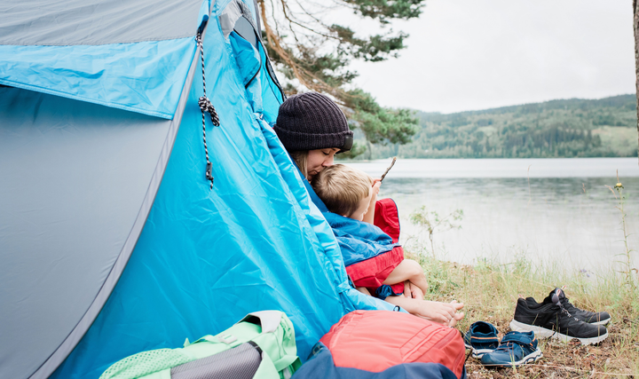 En fersk undersøkelse for UNICEF Norge viser at halvparten av norske barnefamilier tror at strammere økonomi vil påvirke sommeren negativt. (Foto: UNICEF)