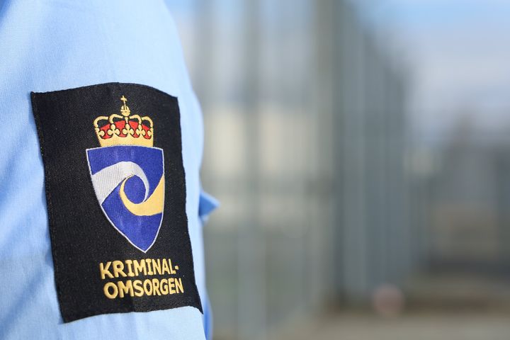 Kriminalomsorgens uniformsskjorte med emblem på ermet