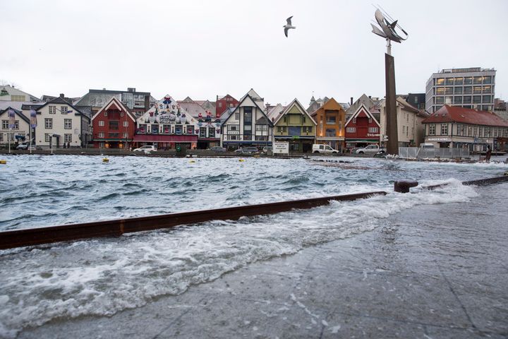 Her slår vannet inn på land i Vågen i Stavanger.