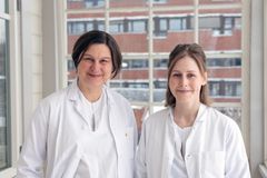 To forskere i sykehusuniform