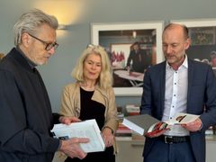 Redaktør Harald Engestad, styreleder Grete Brochmann og direktør Knut Olav Åmås mottar boken.