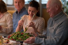 Besteforeldre som kommenterer på det barnebarnet spiser, blir i størst grad rettet mot barnebarn som er kvinner.  Foto: matprat.no