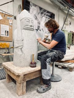 Steinhugger jobber med skulptur