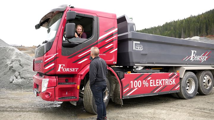 Fotografi av elektrisk lastebil fra Forset Grus, som ble tildelt Enova-støtte både til elektrisk lastebil (senest i januar 2024) og til ladestasjoner (2023).