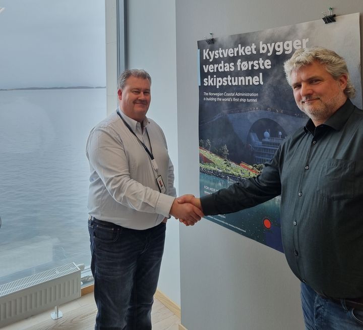 Prosjektleder for Stad skipstunnel Terje Skjeppestad (t.v.) og Cowis oppdragsleder Espen Viddal ser fram til å samarbeide om byggingen av Stad skipstunnel.