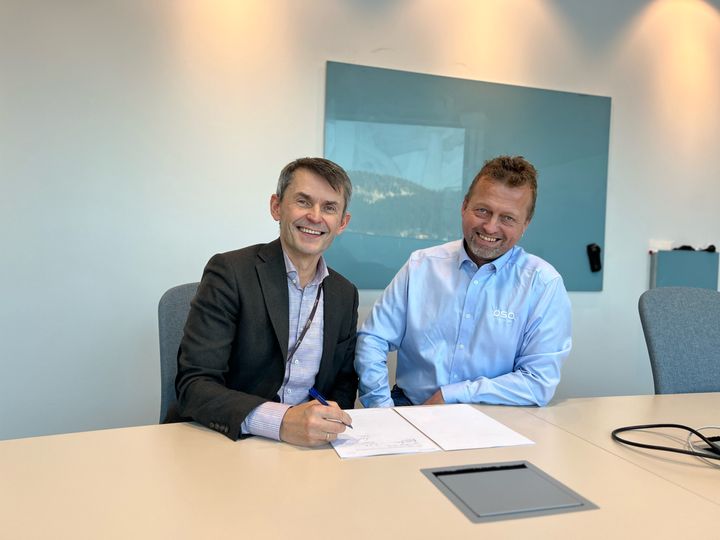 Administrerende direktør i Å Strøm, Jan Vidar Thoresen (t.v.) og Country Manager for OSO Hotwater, Rune A. Rystad signerer avtalen om samarbeid.