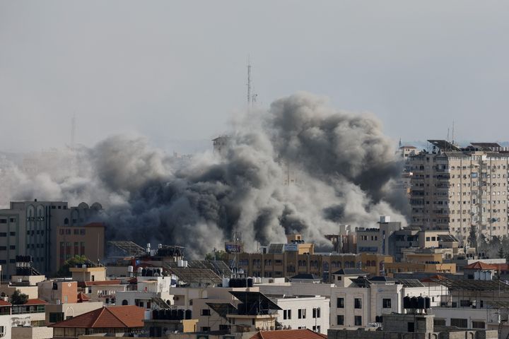 Røyk stiger fra Gaza etter israelske angrep 7. oktober 2023