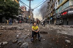 Gutt i Gazas gater under Israels bombing i mai 2021