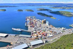 TANKSKIPUTSTIKKEREN: Til venstre i bildet ligger Tankskiputstikkeren på Sjursøya. Her skal det bygges landstrømanlegg til tank/kjemikalie- og CO2-skip. Foto: Søhus/HAV Eiendom.