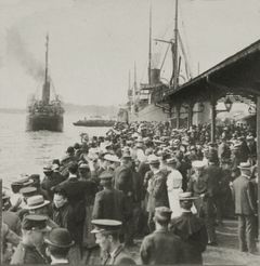 Emigranter ved Langbryggen 1905 i det DS Angelo avgår. Foto: Nasjonalbiblioteket