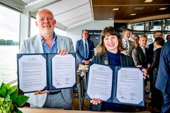 Rina Mariann Hansen (daværende byråd for næring og eierskap i Oslo) og Robert Simons (havnebyråd i Rotterdam) signerte MoU i Rotterdam.