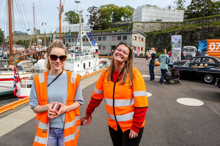 Oslo Havns ansatte bidrar til en effektiv og miljøvennlig havn. Her er Carolina og Emma på fjorårets åpne dag i havna, Oslo havnelangs 3. september.