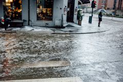 Overvann etter regnvær. Holdbergs gate i Oslo.